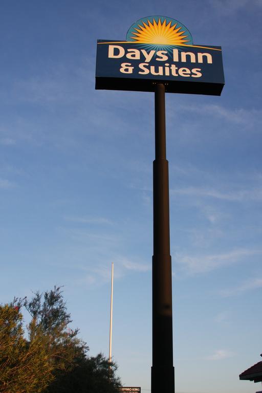 Days Inn & Suites By Wyndham Needles Exterior photo